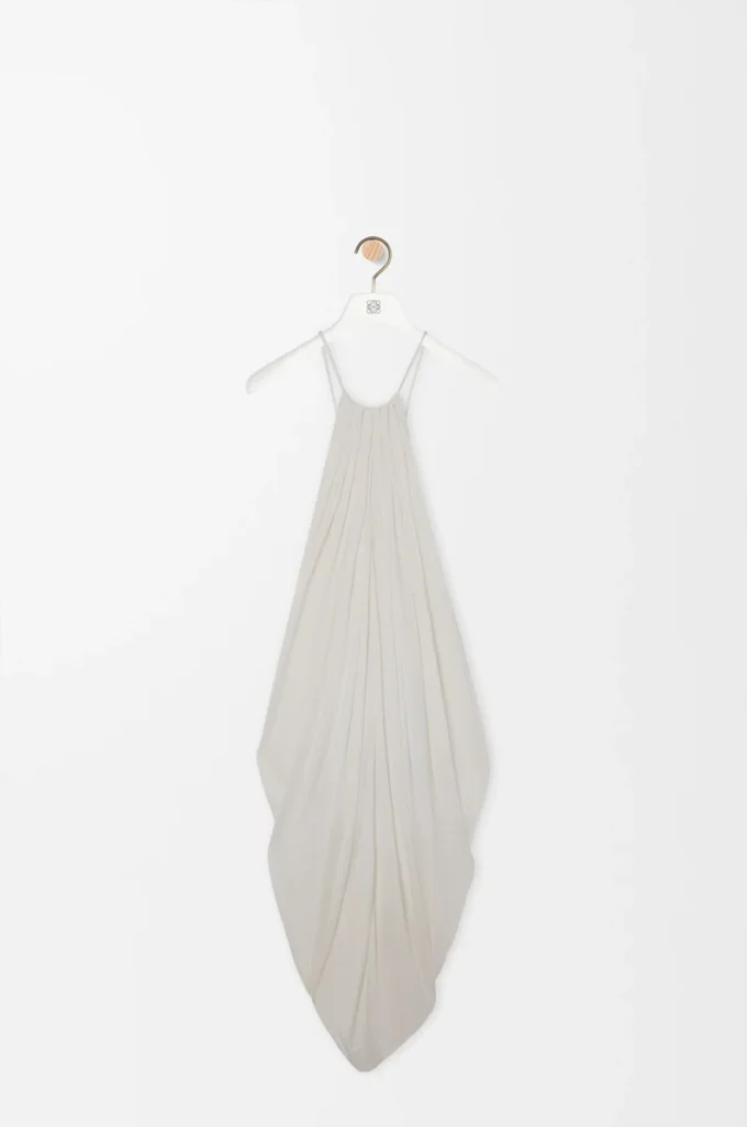 Abito drappeggiato in seta bianco Abito drappeggiato in seta bianco
