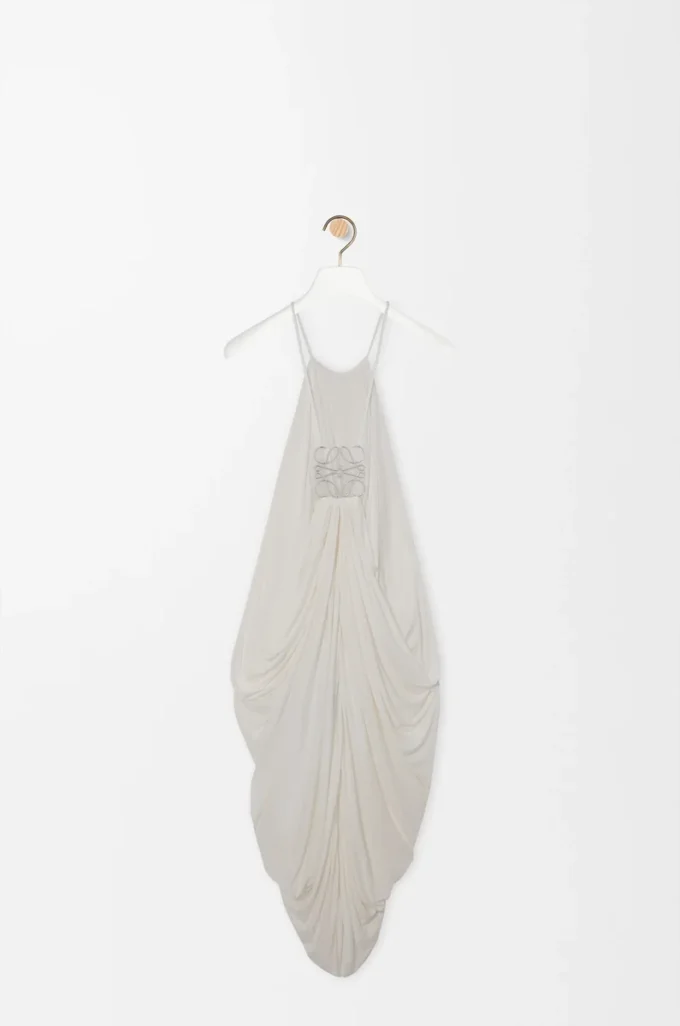 Abito drappeggiato in seta bianco Abito drappeggiato in seta bianco