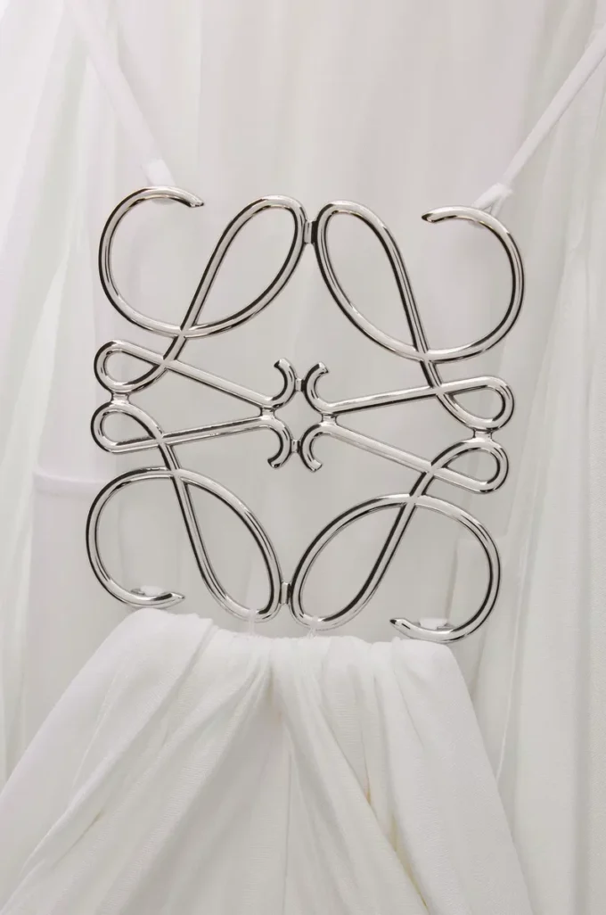 Abito drappeggiato in seta bianco Abito drappeggiato in seta bianco