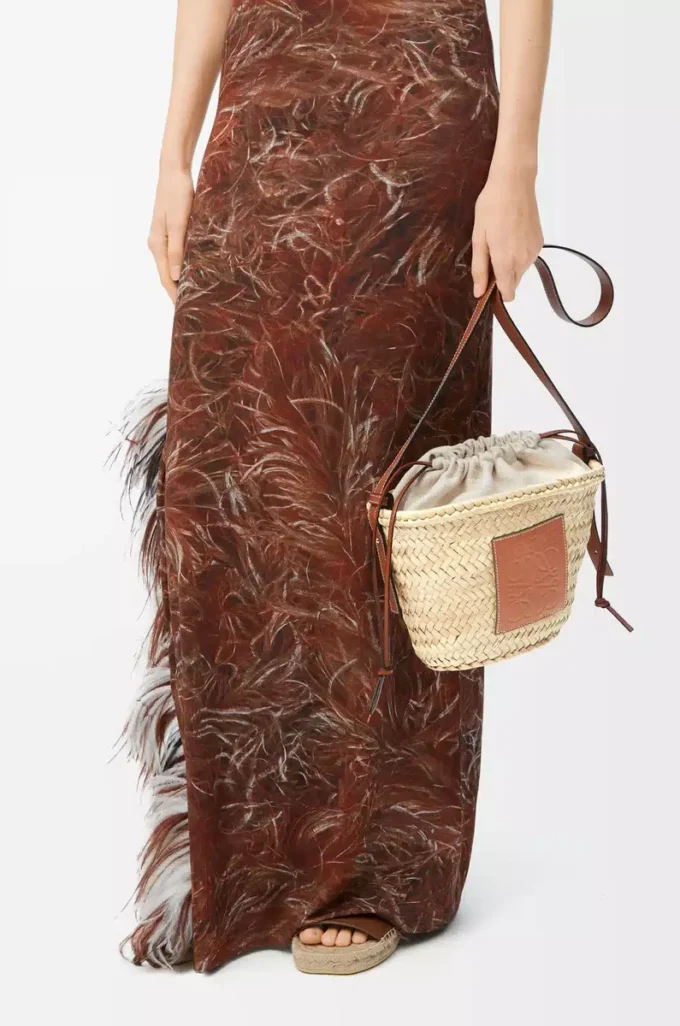 Borsa a secchiello con coulisse in foglia di palma e pelle di vitello Naturale/Tan Borsa a secchiello con coulisse in foglia di palma e pelle di vitello Naturale/Tan