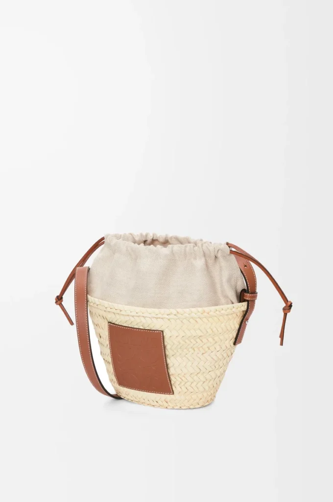 Borsa a secchiello con coulisse in foglia di palma e pelle di vitello Naturale/Tan Borsa a secchiello con coulisse in foglia di palma e pelle di vitello Naturale/Tan