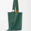 Borsa a secchiello Large Pebble in morbida pelle di vitello martellata Evergreen Borsa a secchiello Large Pebble in morbida pelle di vitello martellata Evergreen