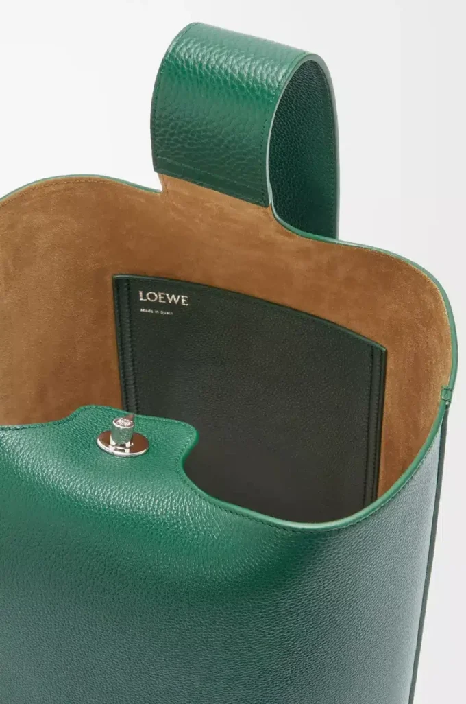 Borsa a secchiello Large Pebble in morbida pelle di vitello martellata Evergreen Borsa a secchiello Large Pebble in morbida pelle di vitello martellata Evergreen