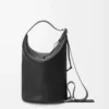 Borsa a secchiello Loop in morbida pelle di vitello martellata Nero