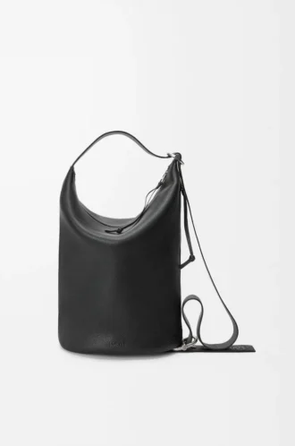 Borsa a secchiello Loop in morbida pelle di vitello martellata Nero