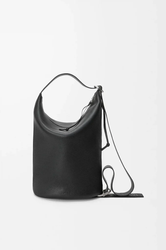 Borsa a secchiello Loop in morbida pelle di vitello martellata Nero