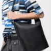 Borsa a secchiello Loop in morbida pelle di vitello martellata Nero