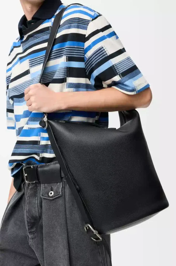 Borsa a secchiello Loop in morbida pelle di vitello martellata Nero