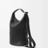 Borsa a secchiello Loop in morbida pelle di vitello martellata Nero
