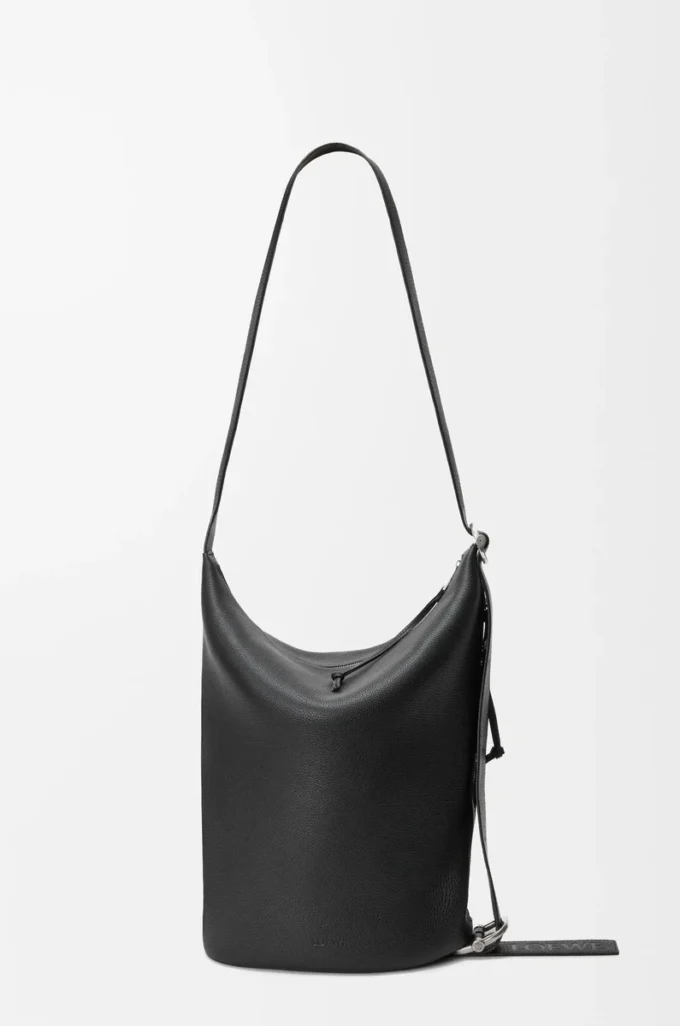 Borsa a secchiello Loop in morbida pelle di vitello martellata Nero