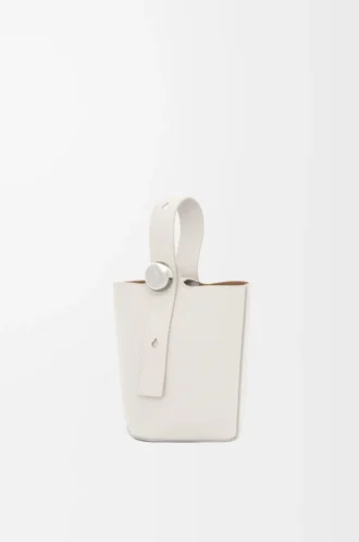 Borsa a secchiello Mini Pebble in morbida pelle di vitello martellata bianco chiaro