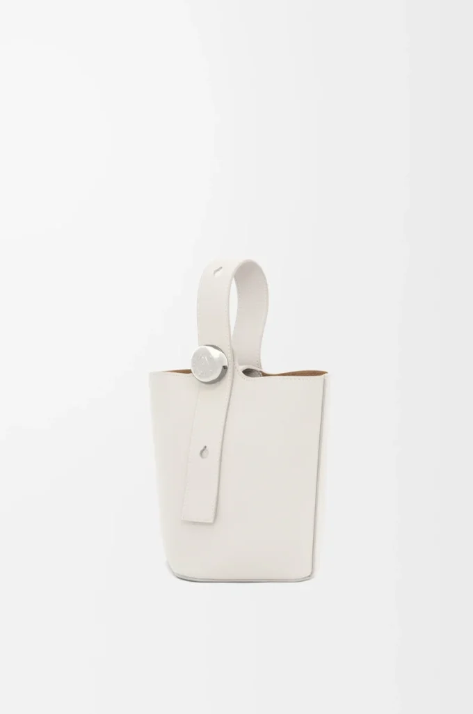 Borsa a secchiello Mini Pebble in morbida pelle di vitello martellata bianco chiaro