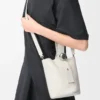 Borsa a secchiello Mini Pebble in morbida pelle di vitello martellata bianco chiaro