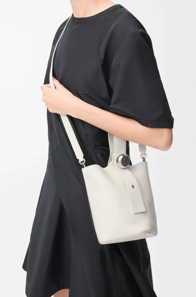 Borsa a secchiello Mini Pebble in morbida pelle di vitello martellata bianco chiaro