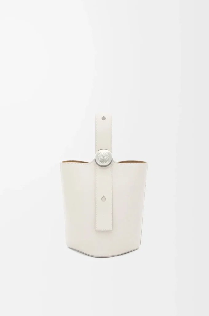 Borsa a secchiello Mini Pebble in morbida pelle di vitello martellata bianco chiaro