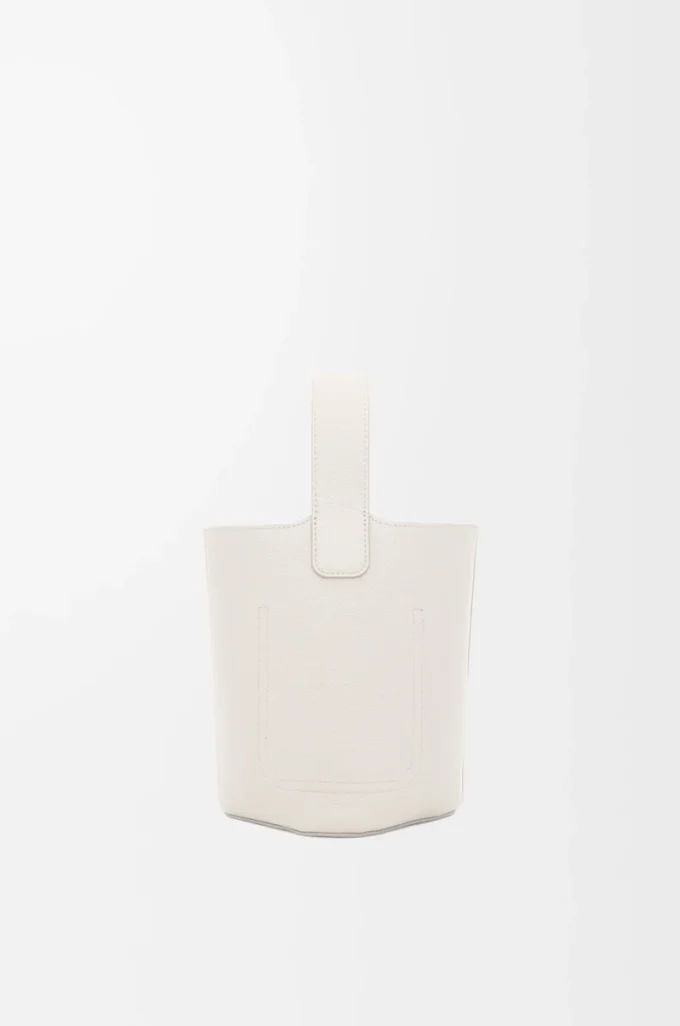 Borsa a secchiello Mini Pebble in morbida pelle di vitello martellata bianco chiaro
