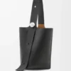 Borsa a secchiello Pebble grande in morbida pelle di vitello martellata nera Borsa a secchiello Pebble grande in morbida pelle di vitello martellata nera