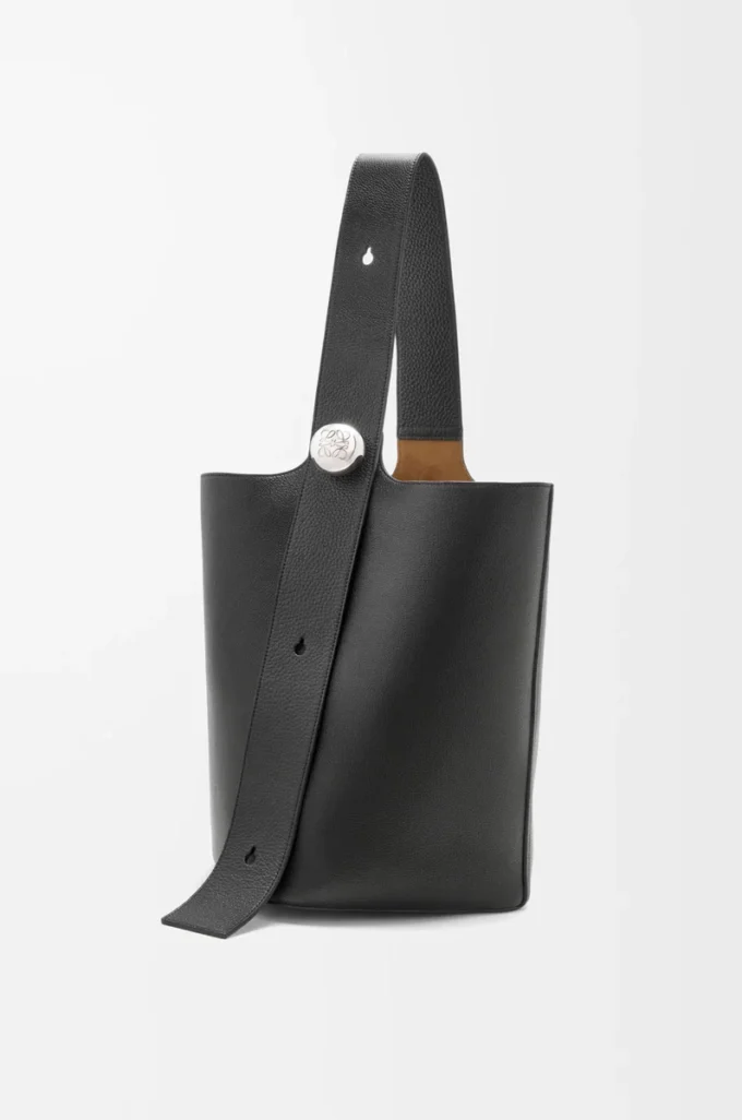 Borsa a secchiello Pebble grande in morbida pelle di vitello martellata nera Borsa a secchiello Pebble grande in morbida pelle di vitello martellata nera