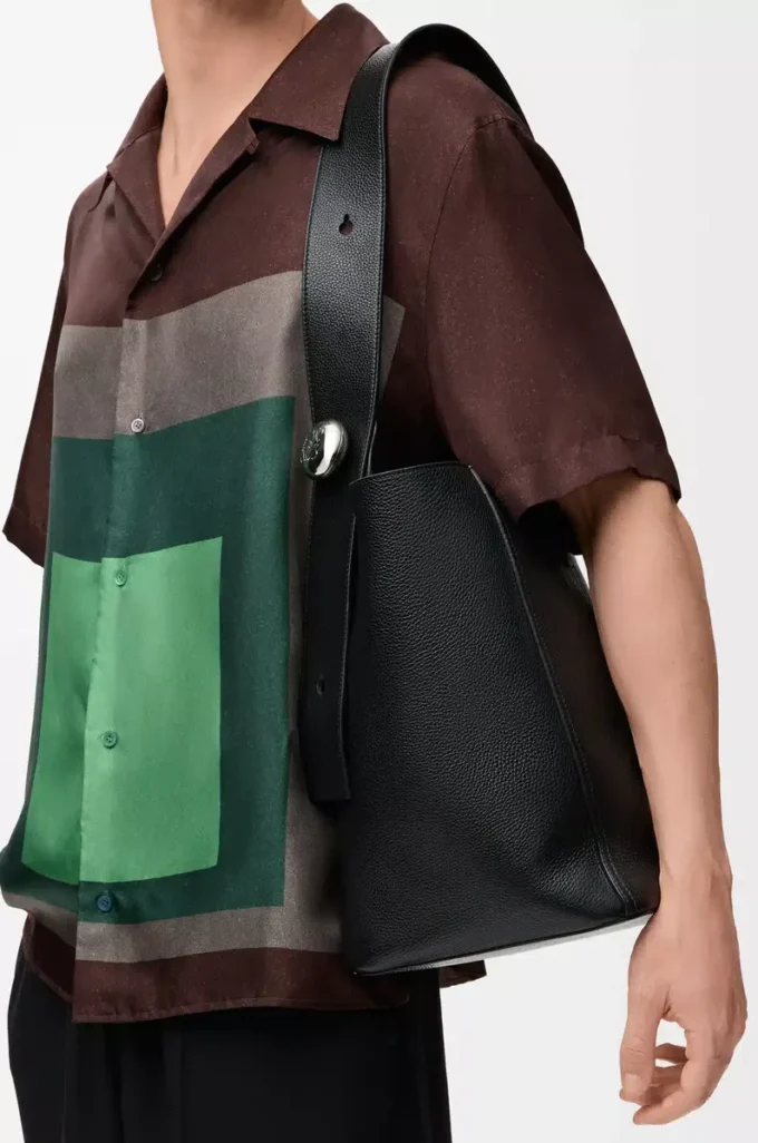 Borsa a secchiello Pebble grande in morbida pelle di vitello martellata nera Borsa a secchiello Pebble grande in morbida pelle di vitello martellata nera
