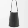 Borsa a secchiello Pebble grande in morbida pelle di vitello martellata nera Borsa a secchiello Pebble grande in morbida pelle di vitello martellata nera