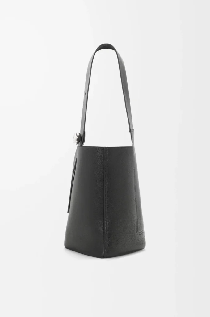 Borsa a secchiello Pebble grande in morbida pelle di vitello martellata nera Borsa a secchiello Pebble grande in morbida pelle di vitello martellata nera