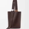 Borsa a secchiello Pebble grande in morbida pelle di vitello martellata Oxblood Borsa a secchiello Pebble grande in morbida pelle di vitello martellata Oxblood