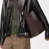 Borsa a secchiello Pebble grande in morbida pelle di vitello martellata Oxblood Borsa a secchiello Pebble grande in morbida pelle di vitello martellata Oxblood