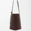 Borsa a secchiello Pebble grande in morbida pelle di vitello martellata Oxblood Borsa a secchiello Pebble grande in morbida pelle di vitello martellata Oxblood