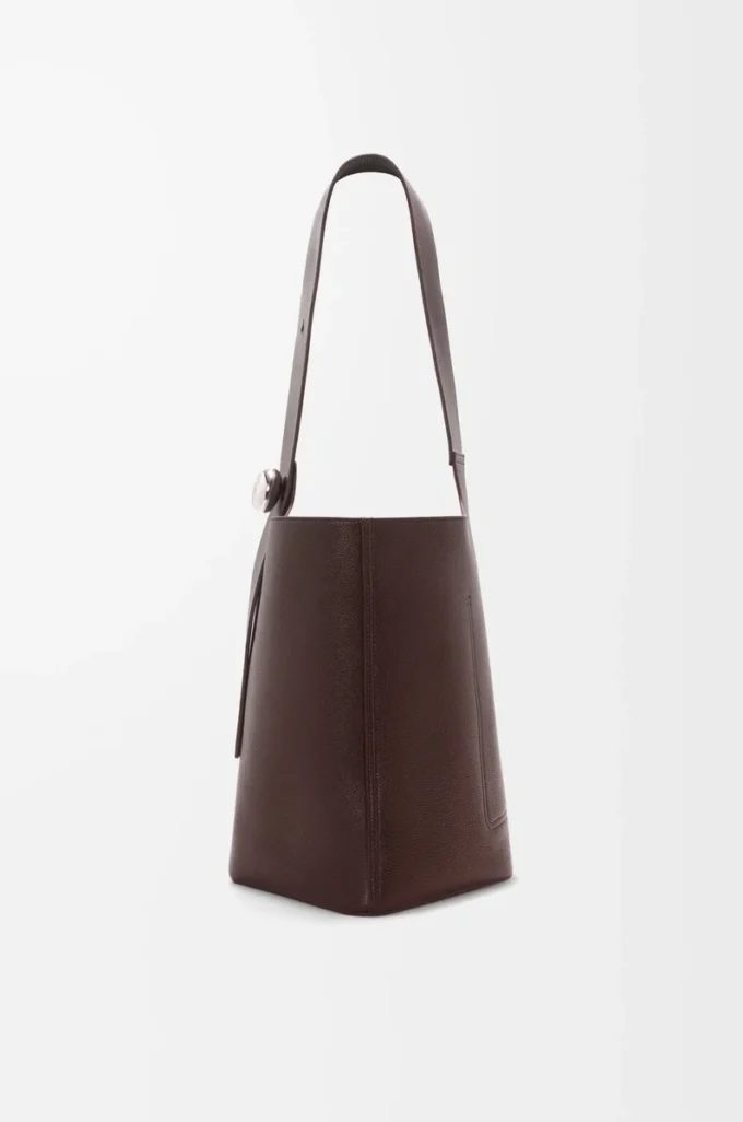 Borsa a secchiello Pebble grande in morbida pelle di vitello martellata Oxblood Borsa a secchiello Pebble grande in morbida pelle di vitello martellata Oxblood