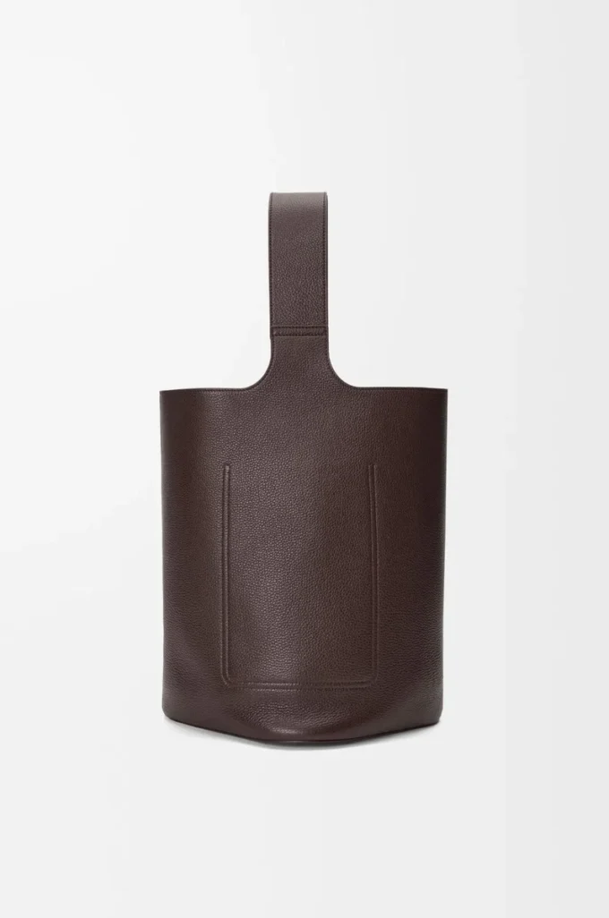 Borsa a secchiello Pebble grande in morbida pelle di vitello martellata Oxblood Borsa a secchiello Pebble grande in morbida pelle di vitello martellata Oxblood