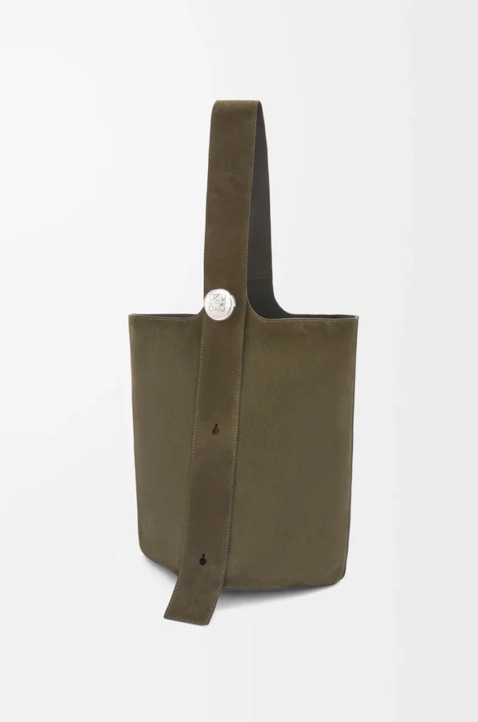Borsa a secchiello Pebble grande in pelle di vitello scamosciata Dark Olive Borsa a secchiello Pebble grande in pelle di vitello scamosciata Dark Olive