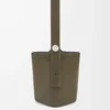 Borsa a secchiello Pebble grande in pelle di vitello scamosciata Dark Olive Borsa a secchiello Pebble grande in pelle di vitello scamosciata Dark Olive