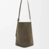 Borsa a secchiello Pebble grande in pelle di vitello scamosciata Dark Olive Borsa a secchiello Pebble grande in pelle di vitello scamosciata Dark Olive
