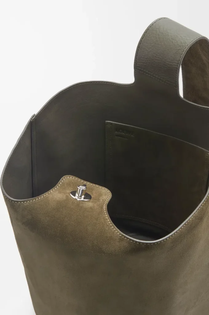Borsa a secchiello Pebble grande in pelle di vitello scamosciata Dark Olive Borsa a secchiello Pebble grande in pelle di vitello scamosciata Dark Olive