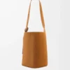 Borsa a secchiello Pebble grande in pelle scamosciata di vitello Tabacco Borsa a secchiello Pebble grande in pelle scamosciata di vitello Tabacco