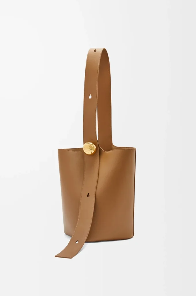 Borsa a secchiello Pebble media in morbida pelle di vitello Oak