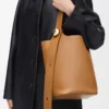 Borsa a secchiello Pebble media in morbida pelle di vitello Oak