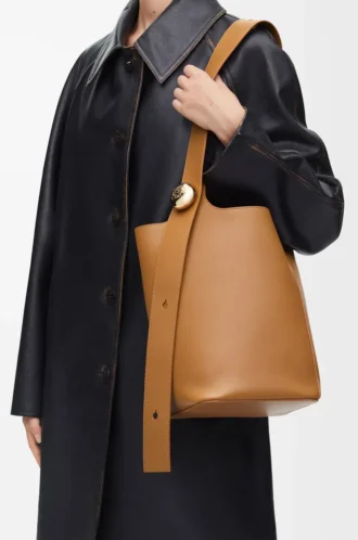 Borsa a secchiello Pebble media in morbida pelle di vitello Oak