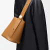 Borsa a secchiello Pebble media in morbida pelle di vitello Oak