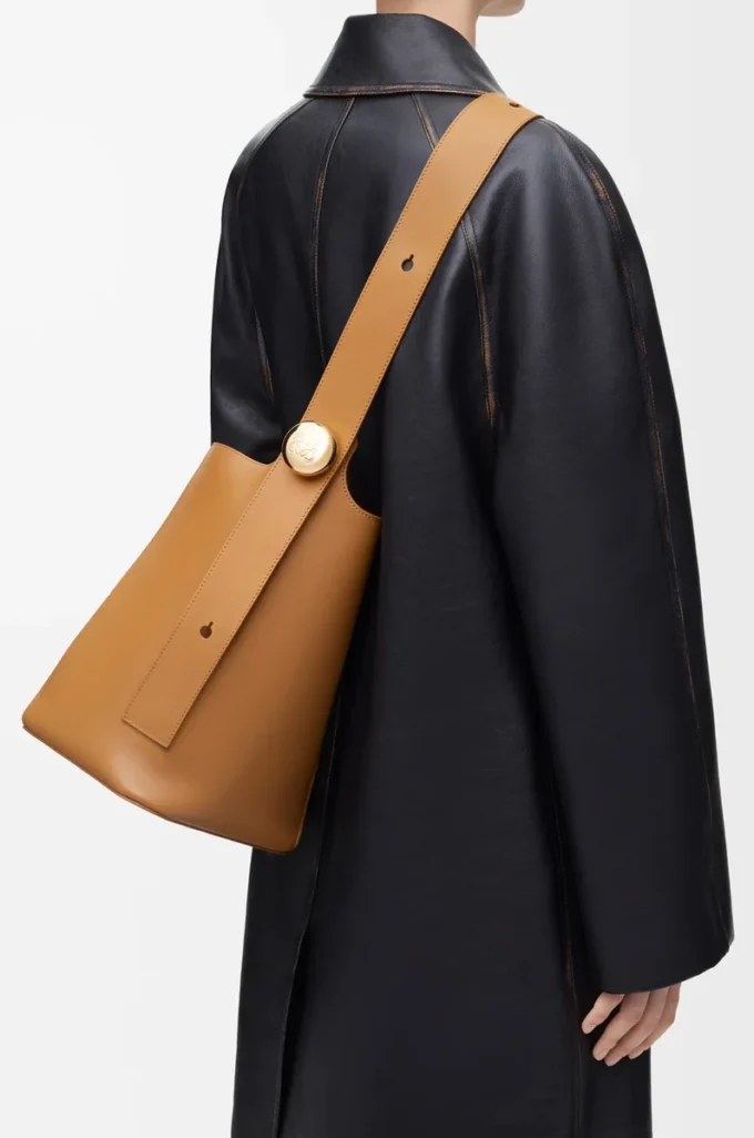 Borsa a secchiello Pebble media in morbida pelle di vitello Oak