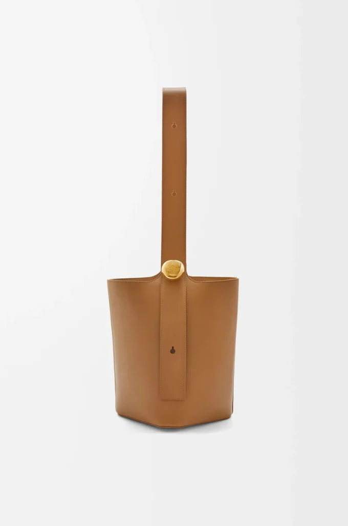 Borsa a secchiello Pebble media in morbida pelle di vitello Oak