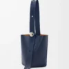 Borsa a secchiello Pebble media in pelle di vitello liscia blu abisso