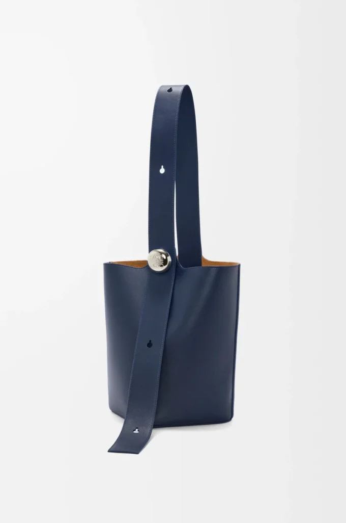 Borsa a secchiello Pebble media in pelle di vitello liscia blu abisso