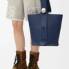 Borsa a secchiello Pebble media in pelle di vitello liscia blu abisso
