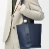 Borsa a secchiello Pebble media in pelle di vitello liscia blu abisso