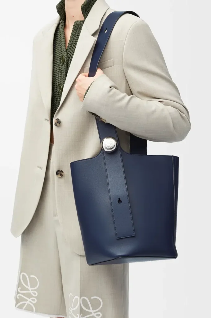 Borsa a secchiello Pebble media in pelle di vitello liscia blu abisso