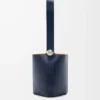 Borsa a secchiello Pebble media in pelle di vitello liscia blu abisso