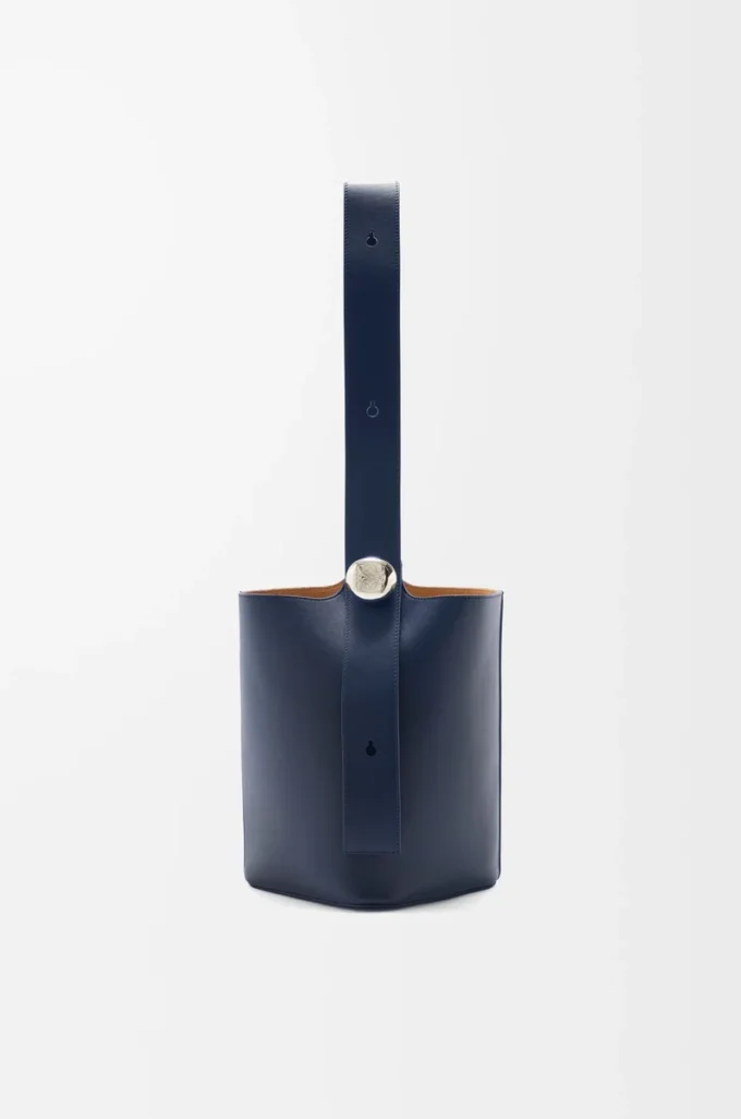 Borsa a secchiello Pebble media in pelle di vitello liscia blu abisso