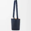 Borsa a secchiello Pebble media in pelle di vitello liscia blu abisso