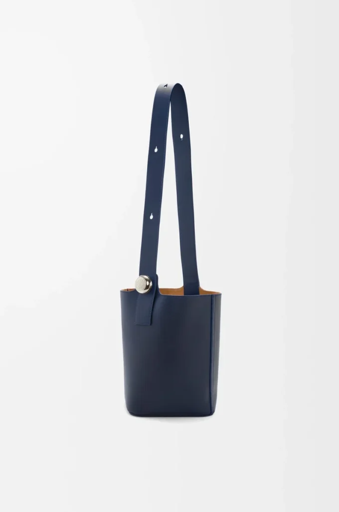 Borsa a secchiello Pebble media in pelle di vitello liscia blu abisso